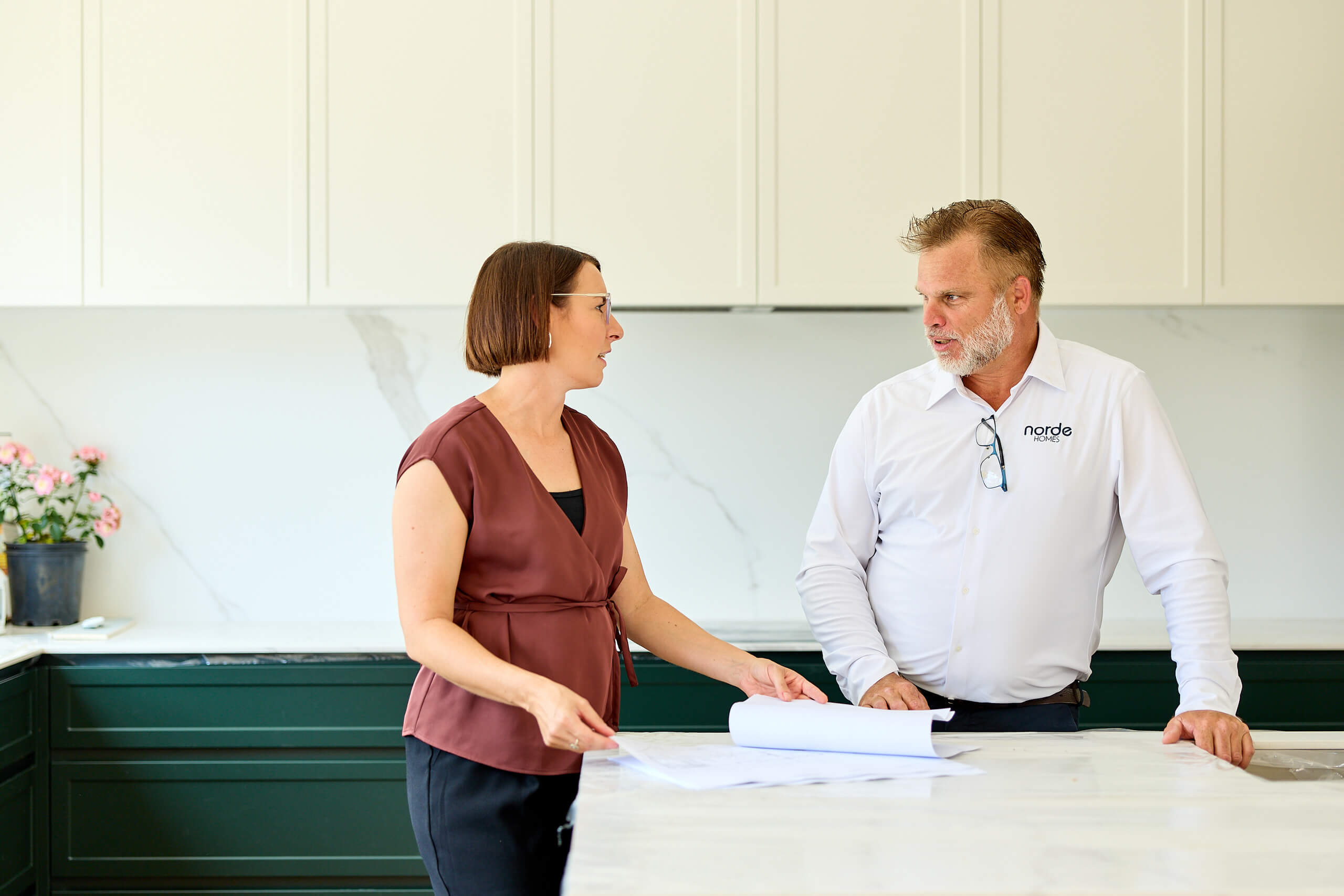 Marco Klous discussing plans with a client